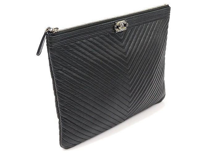 Boy Chanel Clutch New Medium Chevron in Agnello Nero con Dettagli in Oro - vista 3