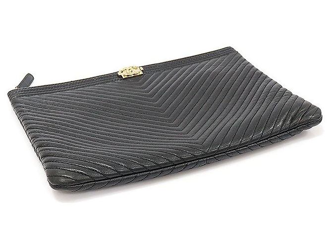 Boy Chanel Clutch New Medium Chevron in Agnello Nero con Dettagli in Oro - vista 5