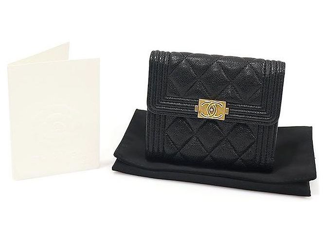 Chanel Portafoglio Boy in Caviar Nero e Oro - vista 2