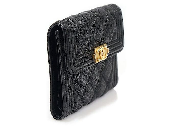 Chanel Portafoglio Boy in Caviar Nero e Oro - vista 3
