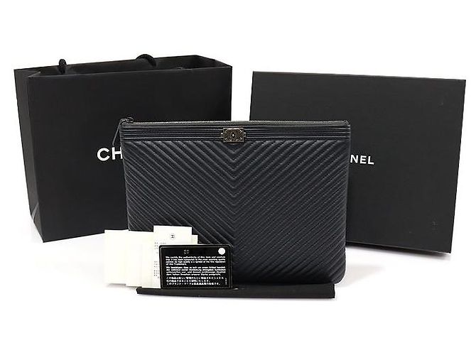 Boy Chanel Clutch New Medium Chevron in agnello blu navy - vista 2