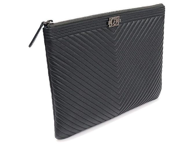Boy Chanel Clutch New Medium Chevron in agnello blu navy - vista 3