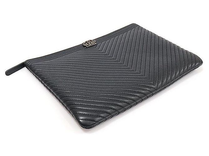 Boy Chanel Clutch New Medium Chevron in agnello blu navy - vista 4