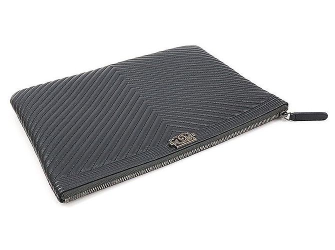 Boy Chanel Clutch New Medium Chevron in agnello blu navy - vista 5