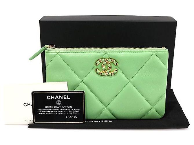 Chanel Pochette piccola in pelle di capra verde con logo in metallo dorato - vista 2