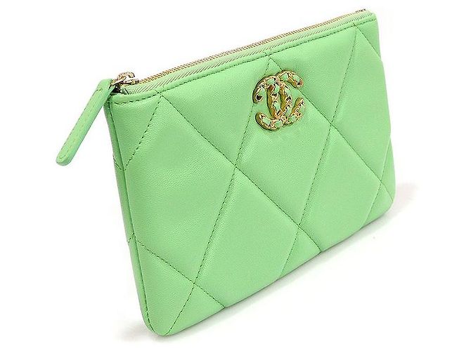 Chanel Pochette piccola in pelle di capra verde con logo in metallo dorato - vista 3