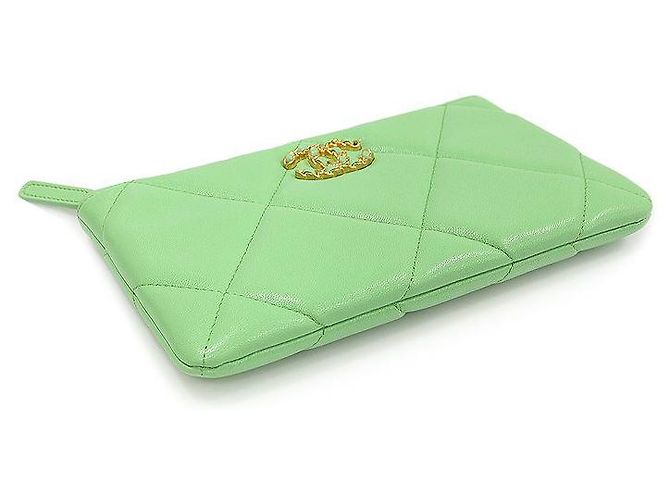 Chanel Pochette piccola in pelle di capra verde con logo in metallo dorato - vista 4