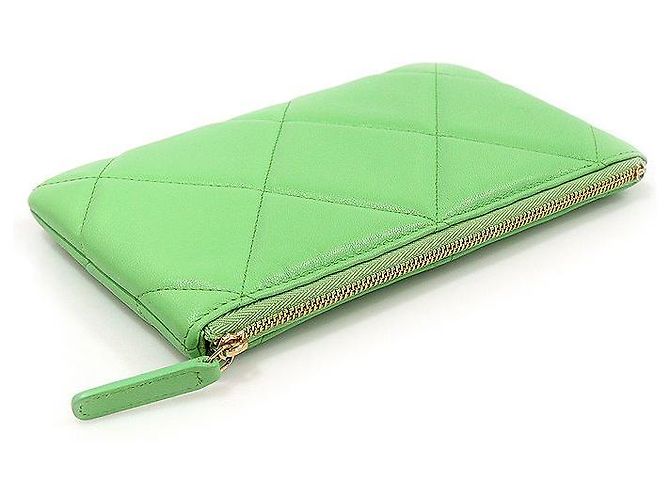 Chanel Pochette piccola in pelle di capra verde con logo in metallo dorato - vista 5