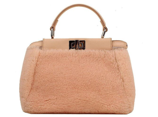 Fendi Bolsa crossbody mini em shearling rosa bebê Peekaboo - vista 3