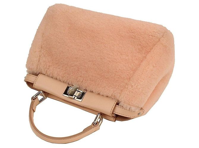 Fendi Bolsa crossbody mini em shearling rosa bebê Peekaboo - vista 4