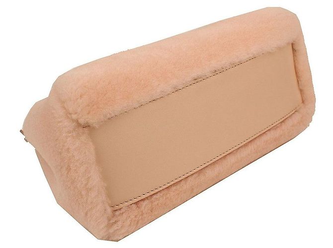Fendi Bolsa crossbody mini em shearling rosa bebê Peekaboo - vista 5