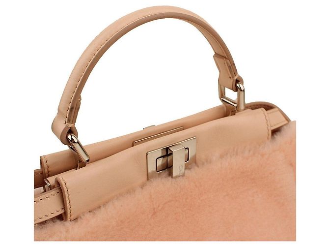 Fendi Bolsa crossbody mini em shearling rosa bebê Peekaboo - vista 8