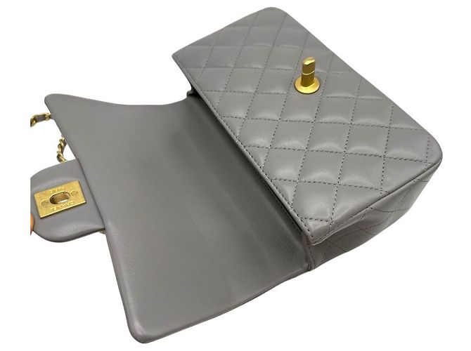 Chanel Mini borsa classica a manico superiore in pelle di agnello grigia Marrone - vista 7