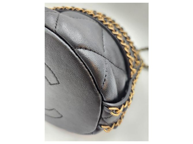 Chanel Borsa a secchiello con catena dorata e cordino nero - vista 12