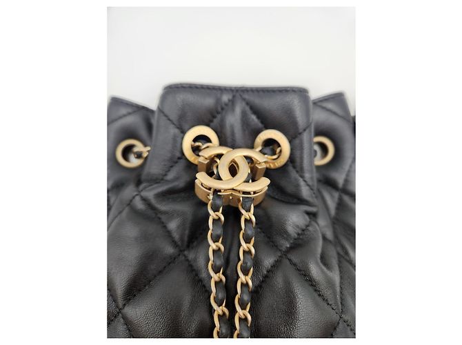 Chanel Borsa a secchiello con catena dorata e cordino nero - vista 13