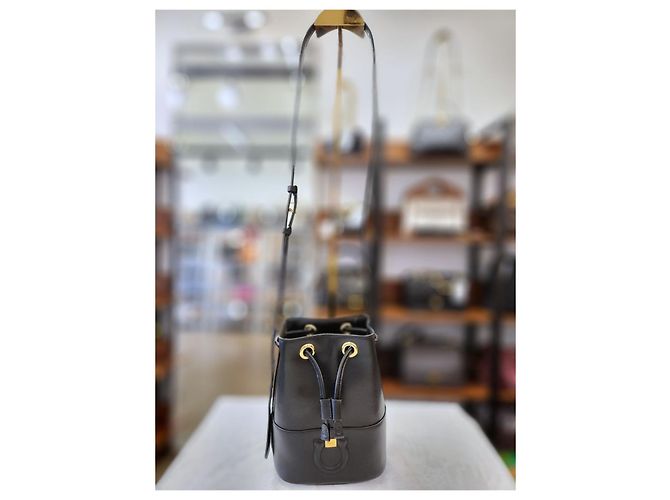 Salvatore Ferragamo Borsa a secchiello City Ferragamo Nera Nero - vista 6