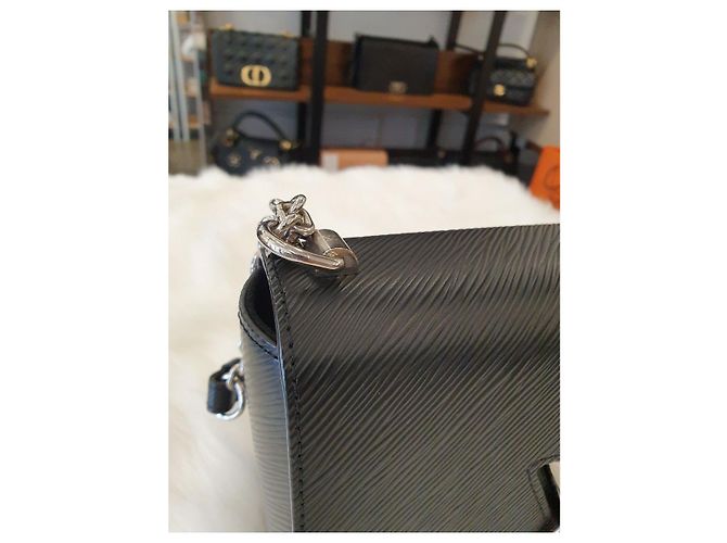 Louis Vuitton Twist MM Nero con Rifiniture Argentate - vista 12