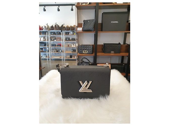 Louis Vuitton Twist MM Nero con Rifiniture Argentate - vista 14
