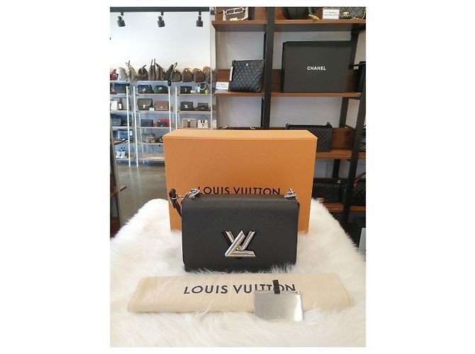 Louis Vuitton Twist MM Nero con Rifiniture Argentate - vista 2