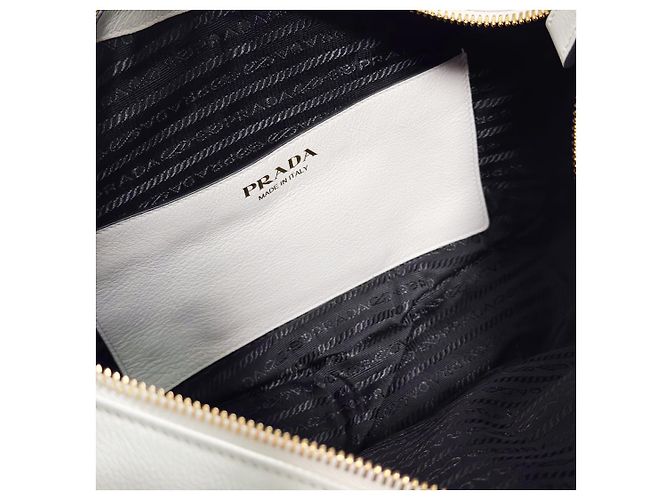 Prada Bolsa de ombro de couro branco com logo triangular Arke para mulheres - Grande - vista 9