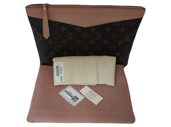 Louis Vuitton Monogramm-Canvas-Täschchen in Rosé-Puder für Frauen - Ansicht 2