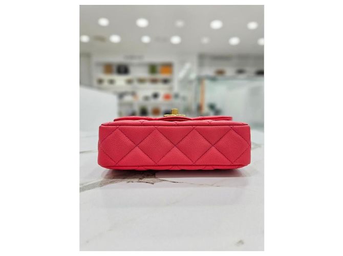Chanel Nuova Mini Borsa a Tracolla Caviar Cuore con Catena Rosa - vista 16