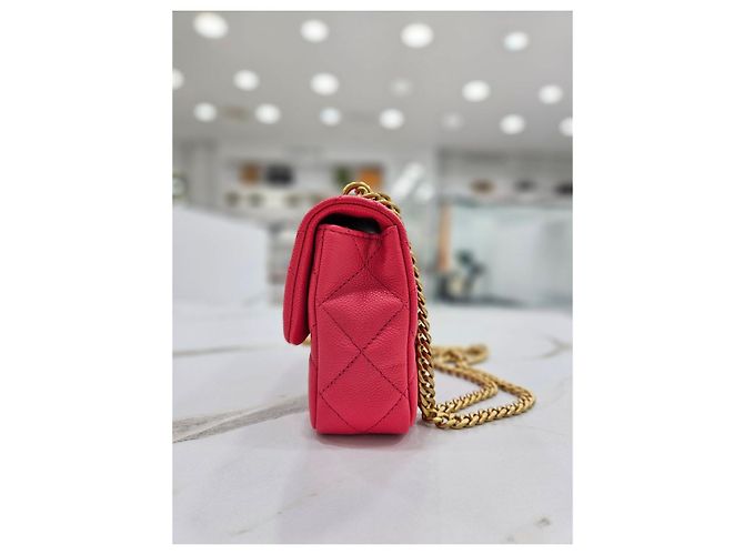 Chanel Nuova Mini Borsa a Tracolla Caviar Cuore con Catena Rosa - vista 4