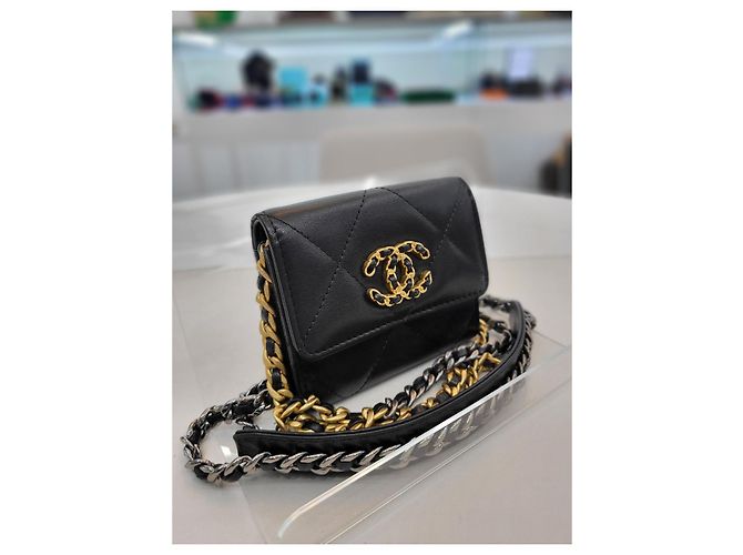 Chanel 19 Chanel Borsa a tracolla WOC mini catena in pelle di agnello - Serie Nero - vista 3