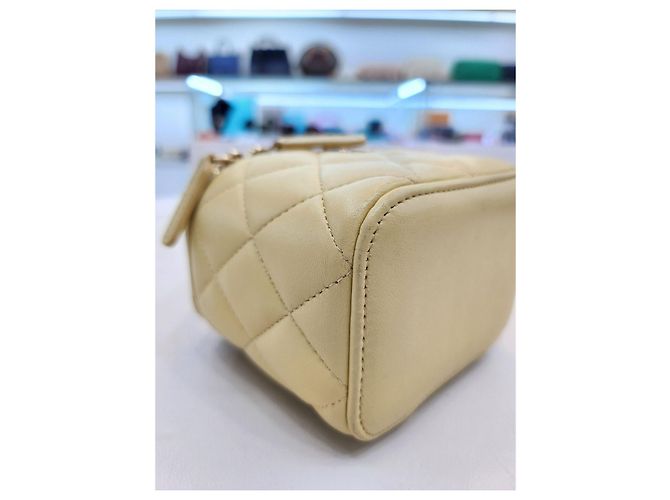 Chanel Borsa a tracolla mini in pelle di agnello con catena Vanity Giallo - vista 17