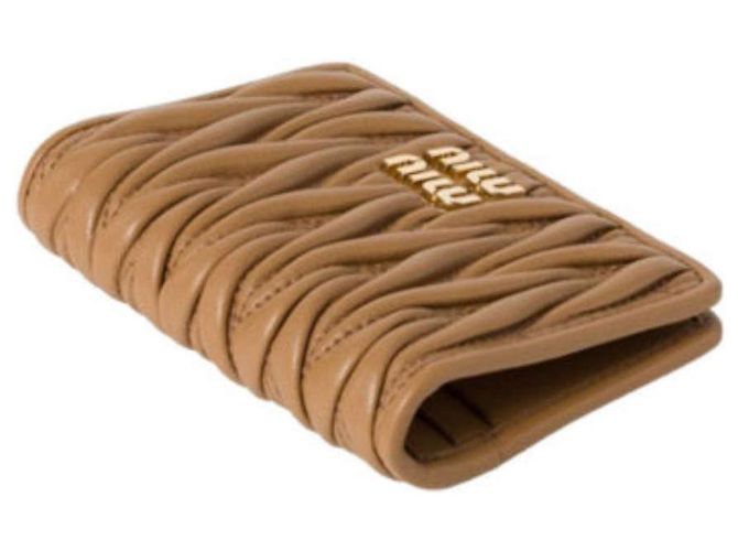 Miu Miu Tarjetero Matelassé AFPP Marrón Castaño - vista 5