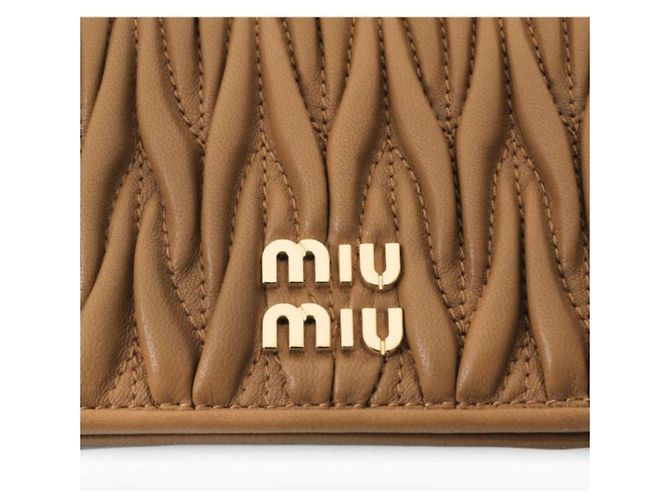 Miu Miu Tarjetero Matelassé AFPP Marrón Castaño - vista 7