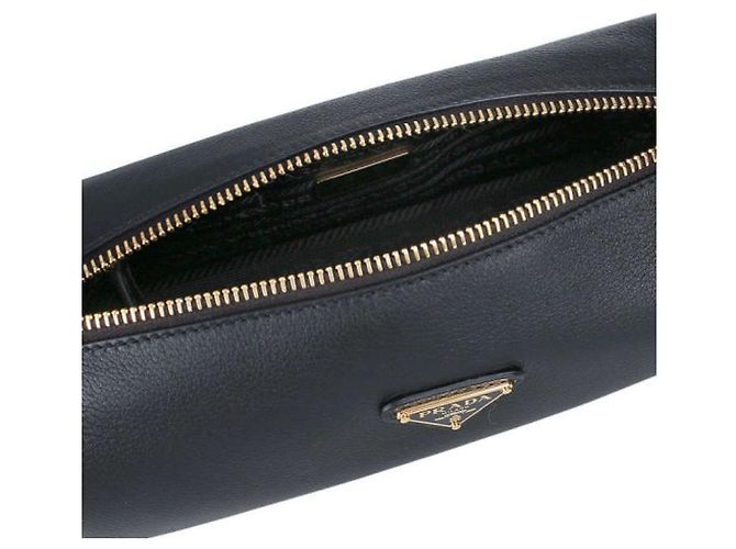 Prada Bolsa de ombro em couro macio preta com logo triangular Preto - vista 11