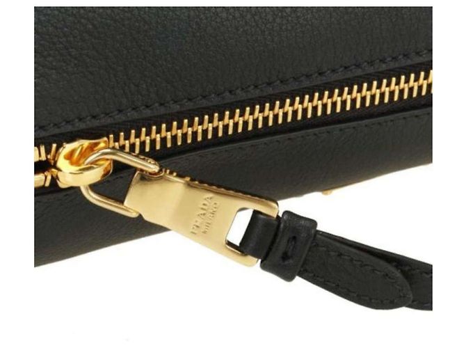 Prada Bolsa de ombro em couro macio preta com logo triangular Preto - vista 12