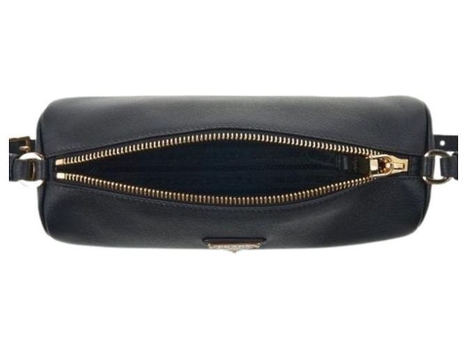 Prada Bolsa de ombro em couro macio preta com logo triangular Preto - vista 5