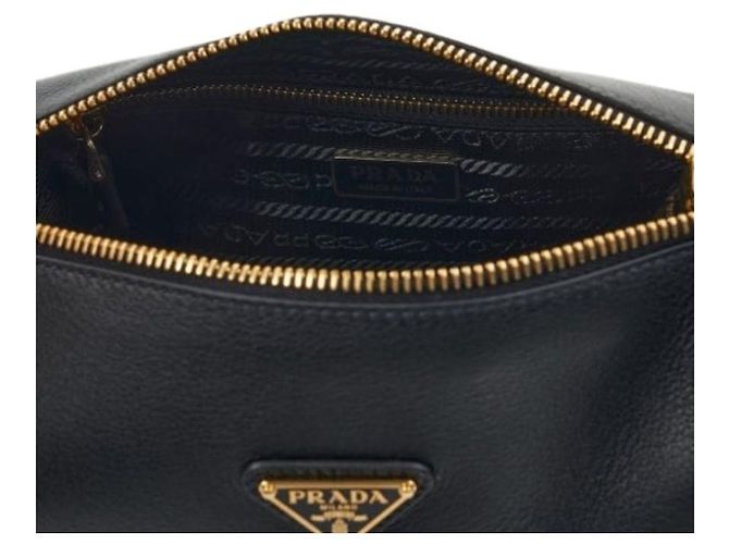 Prada Bolsa de ombro em couro macio preta com logo triangular Preto - vista 8