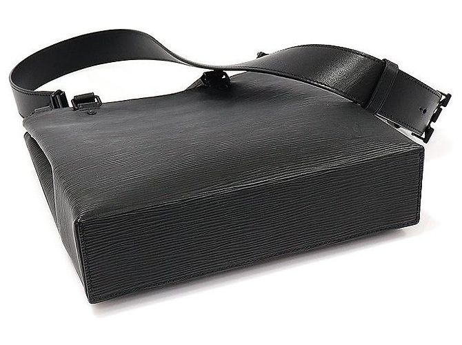 Louis Vuitton Sac Plat Fold en cuir Epi noir - vue 5