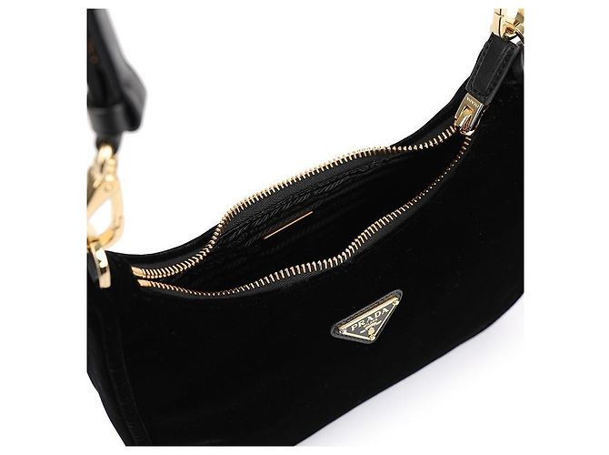 Prada Mini Schultertasche aus Napa-Velours - Ansicht 8