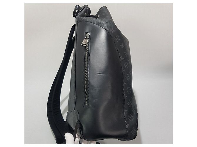 Louis Vuitton Mochila Explorer Monogram Eclipse Preto - vista 4