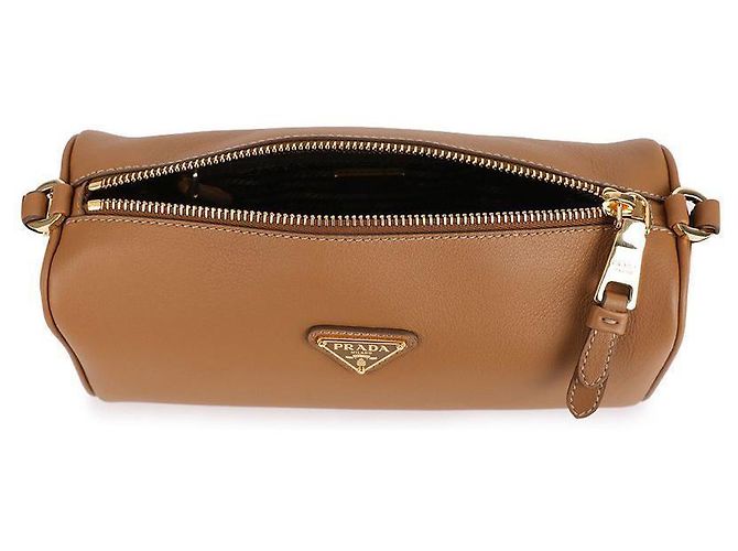 Prada Bolsa de ombro feminina em couro macio com logo triangular Marrom - vista 7