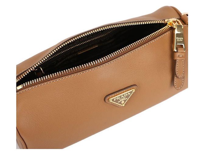 Prada Bolsa de ombro feminina em couro macio com logo triangular Marrom - vista 8