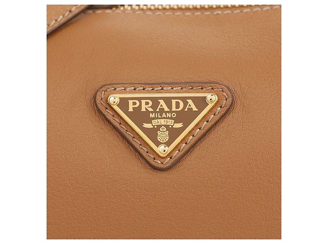 Prada Bolsa de ombro feminina em couro macio com logo triangular Marrom - vista 9