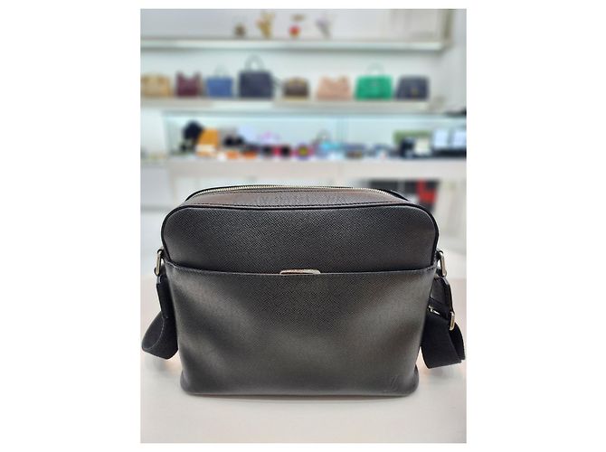 Louis Vuitton Borsa a tracolla Tyga Anton PM Messenger Nero - vista 10