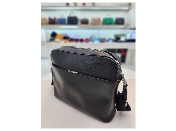Louis Vuitton Borsa a tracolla Tyga Anton PM Messenger Nero - vista 12