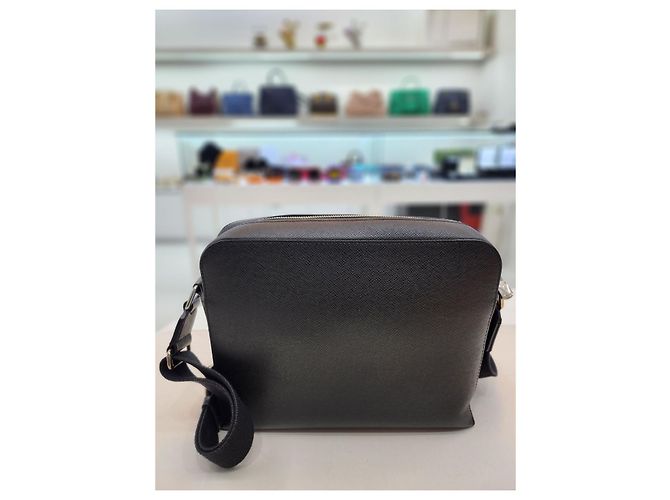 Louis Vuitton Borsa a tracolla Tyga Anton PM Messenger Nero - vista 14
