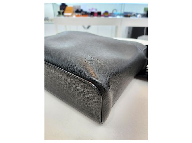 Louis Vuitton Borsa a tracolla Tyga Anton PM Messenger Nero - vista 16