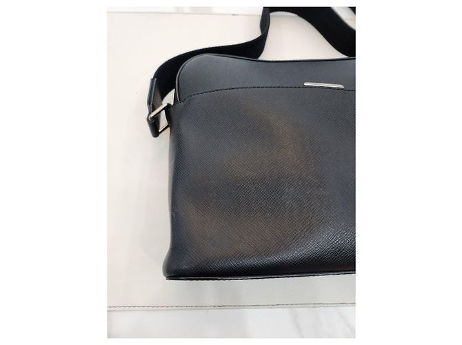 Louis Vuitton Borsa a tracolla Tyga Anton PM Messenger Nero - vista 18
