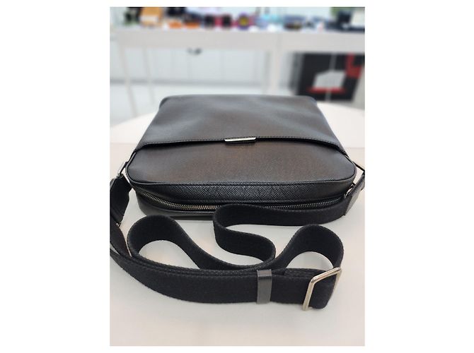 Louis Vuitton Borsa a tracolla Tyga Anton PM Messenger Nero - vista 19