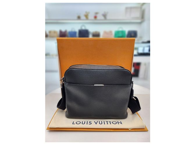 Louis Vuitton Borsa a tracolla Tyga Anton PM Messenger Nero - vista 9