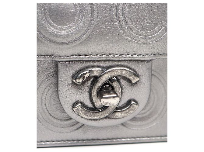Chanel Borsa a spalla con catena in rilievo CC argento - vista 6