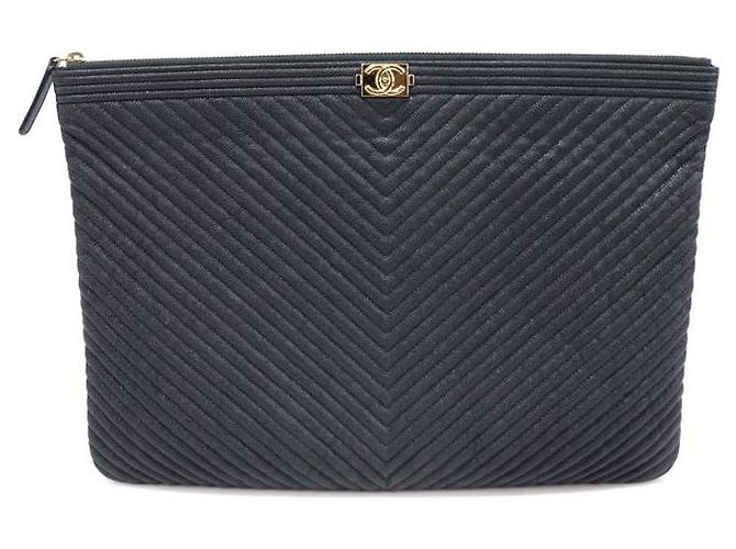 Boy Chanel Clutch Grande in Metallo Dorato Chevron Blu Navy (Serie) - vista 3